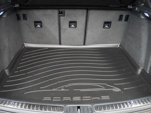 Certified 2025 Porsche Macan S image 13