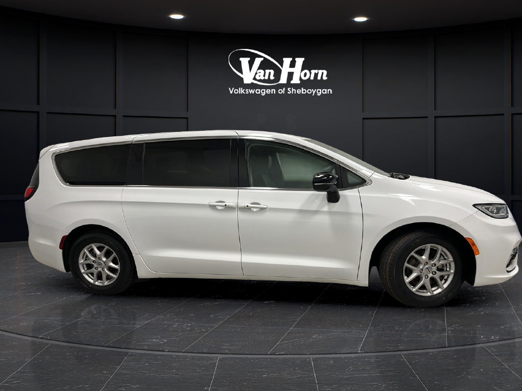 Used 2024 Chrysler Pacifica Touring-L FWD image 8
