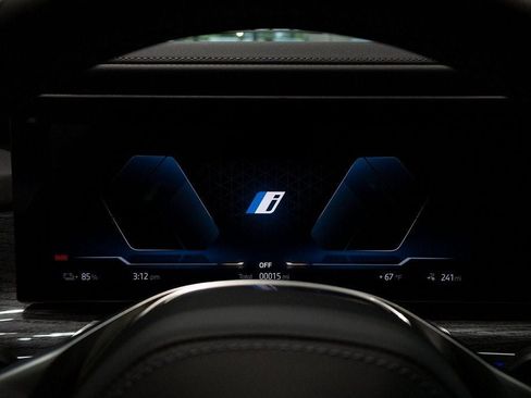 Used 2025 BMW i7 eDrive50 w/ Premium Package RWD image 28