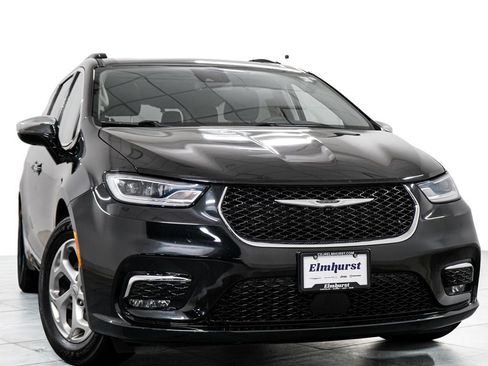 Used 2023 Chrysler Pacifica Limited FWD image 3