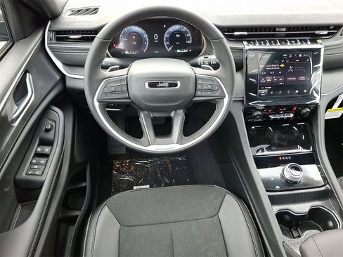 New 2025 Jeep Grand Cherokee Altitude image 7