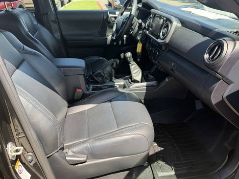 Used 2019 Toyota Tacoma TRD Off-Road w/ TRD Premium Off Road Package AWD/4WD image 9