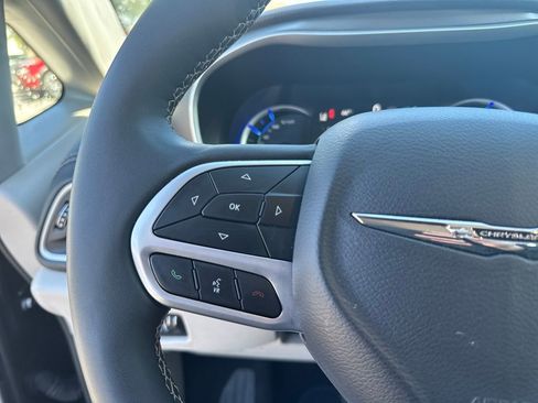 Used 2024 Chrysler Pacifica Select image 28