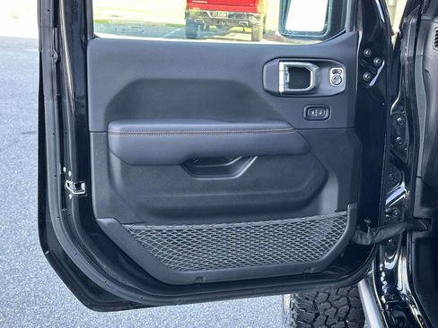 Used 2023 Jeep Gladiator Mojave w/ Cold Weather Group image 18