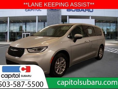 Used 2023 Chrysler Pacifica Touring-L image 7