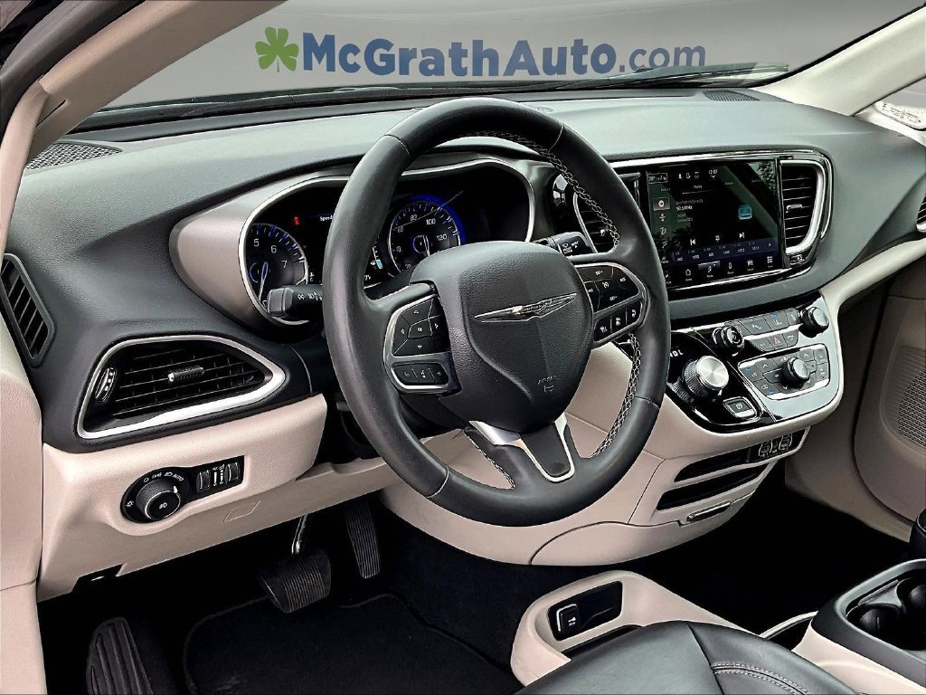 Used 2023 Chrysler Pacifica Touring-L FWD image 18