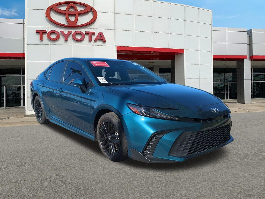 Used 2025 Toyota Camry SE FWD image 1