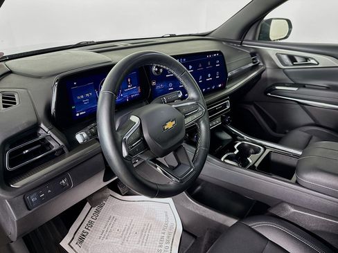Used 2025 Chevrolet Traverse LT FWD image 8