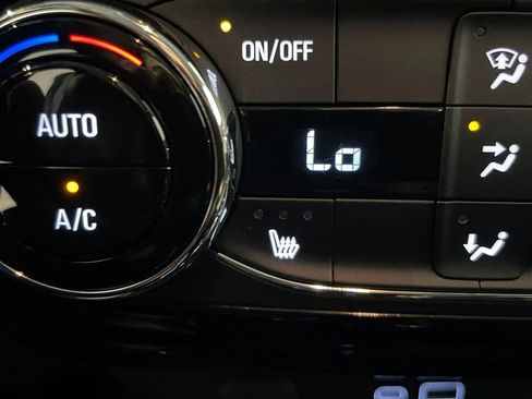 Used 2025 Chevrolet Trax LT w/ LT Convenience Package FWD image 29