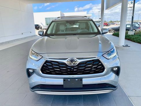 Used 2022 Toyota Highlander Platinum image 2