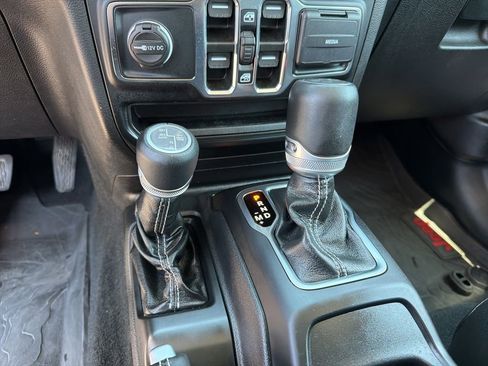 Used 2022 Jeep Wrangler Unlimited Sahara w/ Cold Weather Group AWD/4WD image 16