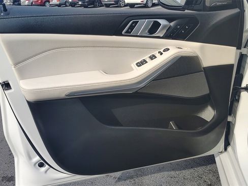 Used 2021 BMW X5 M50i image 8