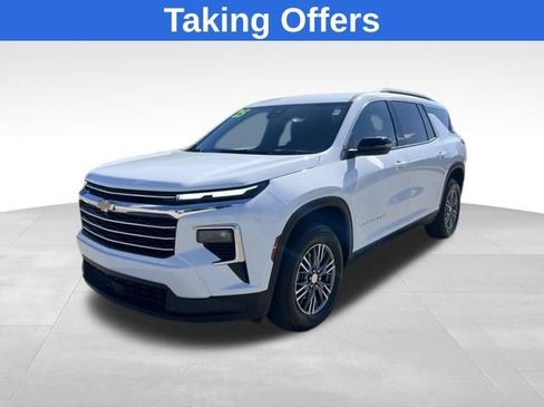Certified 2025 Chevrolet Traverse LT AWD/4WD image 1