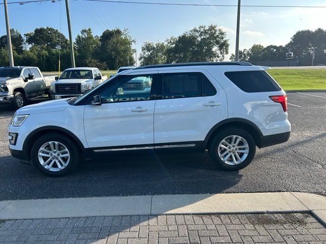 Used 2017 Ford Explorer XLT FWD image 3