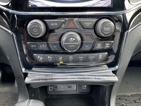 Used 2020 Jeep Grand Cherokee Overland w/ Interior Metal Package AWD/4WD image 19