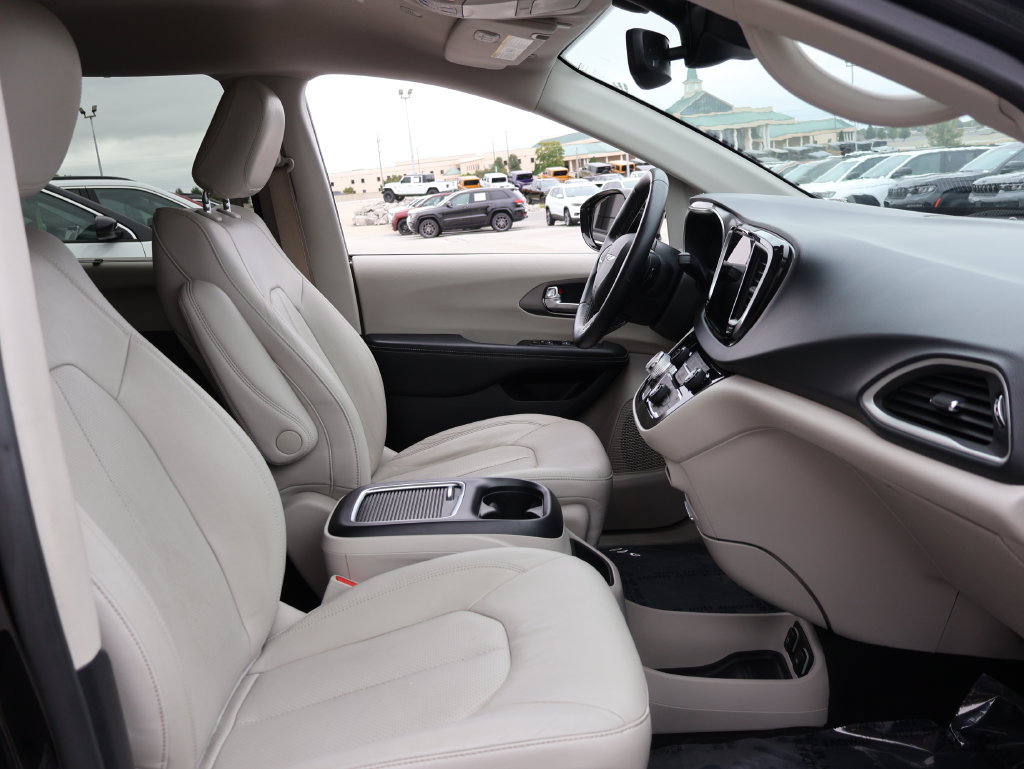 Used 2021 Chrysler Pacifica Touring-L FWD image 8