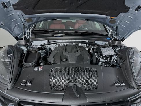 Certified 2026 Porsche Macan AWD/4WD image 33