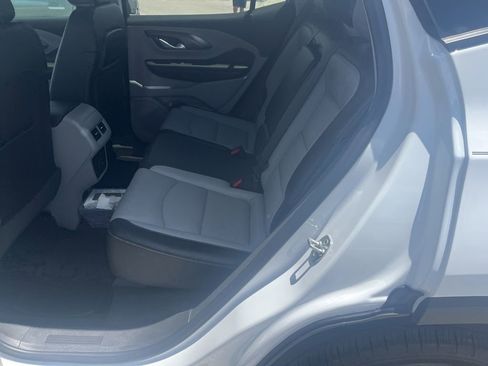 Used 2024 GMC Terrain SLT w/ Tech Package FWD image 8
