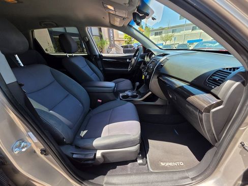 Used 2013 Kia Sorento LX w/ Third Row Pkg image 19