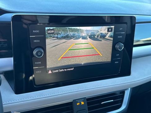 Certified 2025 Volkswagen Taos SE image 41