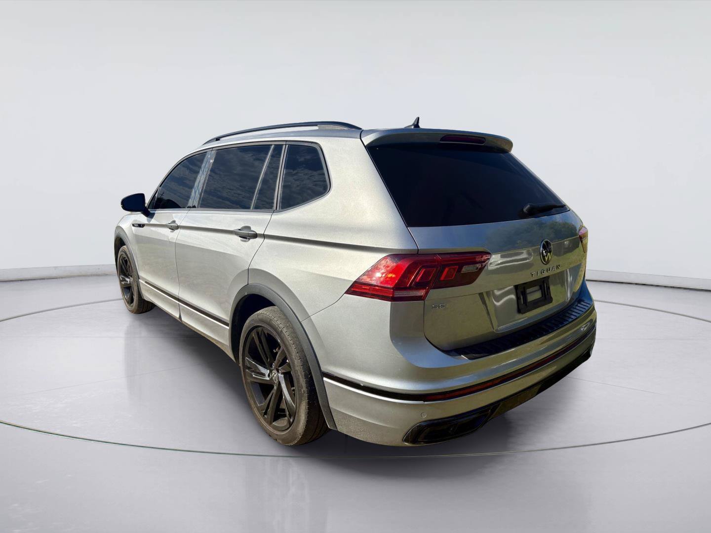 Used 2023 Volkswagen Tiguan SE R-Line FWD image 5