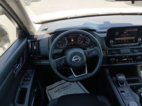 Used 2024 Nissan Pathfinder S image 20