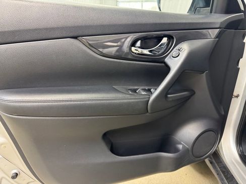 Used 2018 Nissan Rogue SV image 8