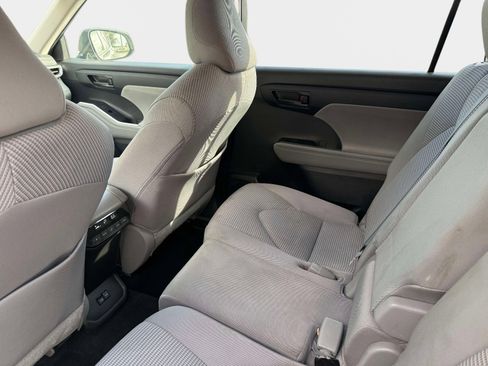 Used 2023 Toyota Highlander LE FWD image 12
