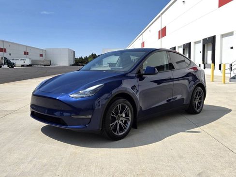 Used 2024 Tesla Model Y Long Range RWD image 1