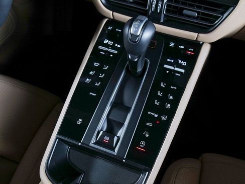 Used 2025 Porsche Macan image 17