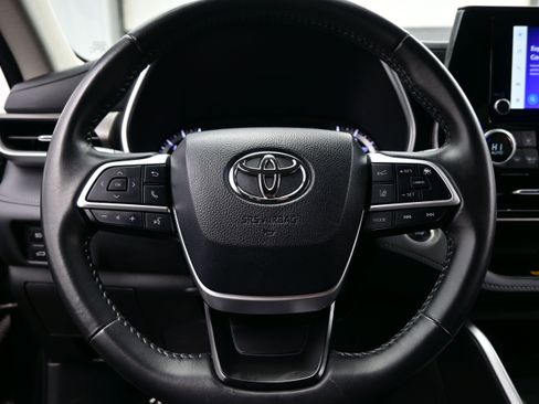 Used 2024 Toyota Highlander XLE AWD/4WD image 24