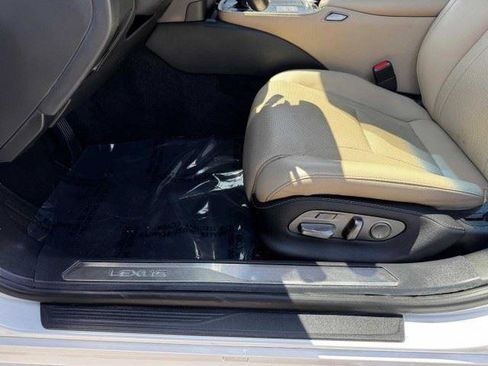 Used 2023 Lexus LS 500 w/ Accessory Package (Z2) RWD image 21
