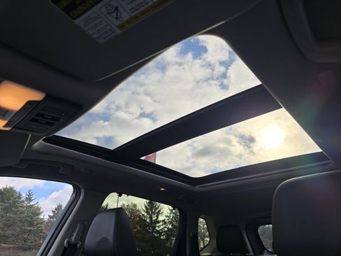 Used 2023 Nissan Rogue SL w/ SL Premium Package image 4