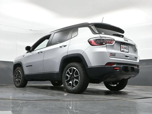 Used 2025 Jeep Compass Trailhawk w/ Trailer Tow Group AWD/4WD image 47
