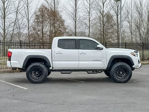 Used 2019 Toyota Tacoma TRD Off-Road image 2
