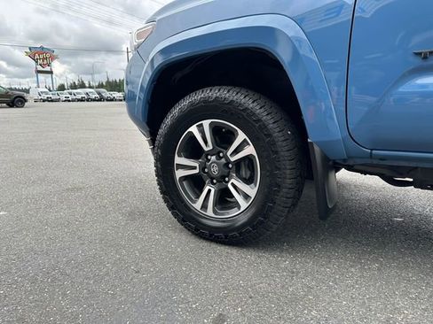 Used 2019 Toyota Tacoma TRD Sport w/ Technology Package AWD/4WD image 29