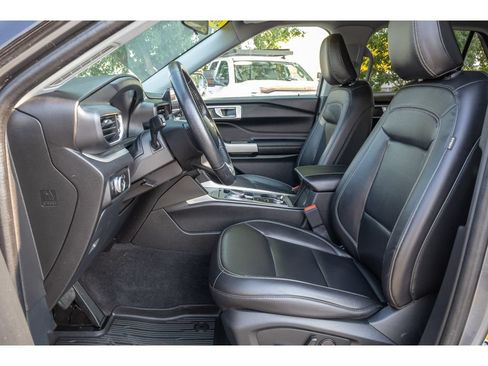 Used 2022 Ford Explorer XLT w/ Equipment Group 202A AWD/4WD image 17
