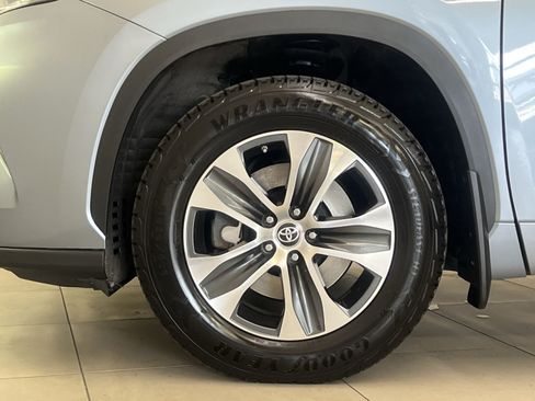 Used 2022 Toyota Highlander XLE AWD/4WD image 11