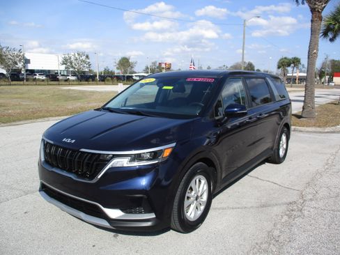 Used 2024 Kia Carnival LX image 3