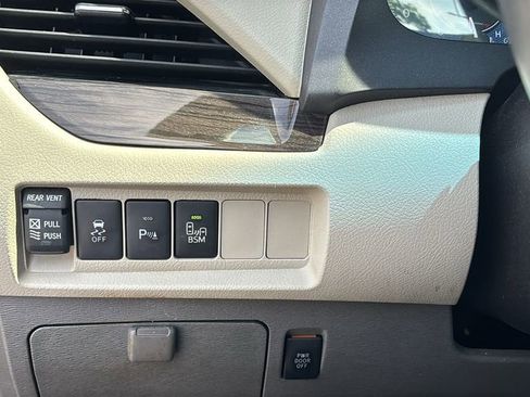 Used 2017 Toyota Sienna XLE w/ XLE Navigation Package FWD image 15