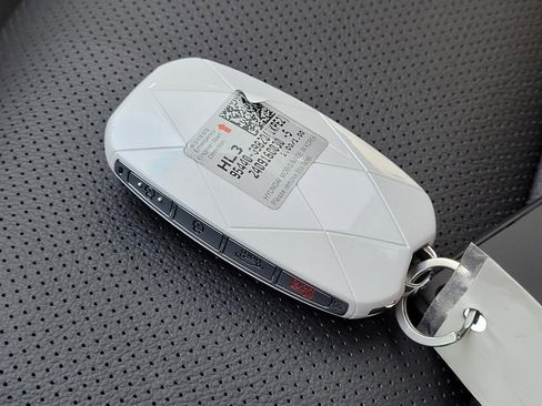 Used 2025 Genesis G70 2.5T image 25