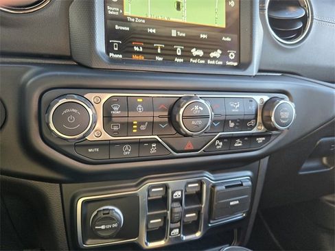 Used 2022 Jeep Wrangler Unlimited Sahara image 24