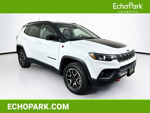 Used 2025 Jeep Compass Trailhawk AWD/4WD image 1