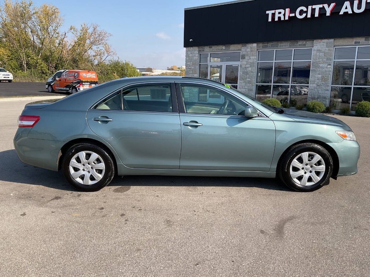 Used 2011 Toyota Camry LE FWD image 9