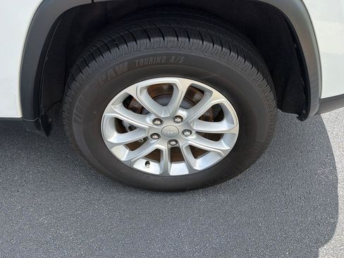 Used 2021 Jeep Grand Cherokee Laredo RWD image 34