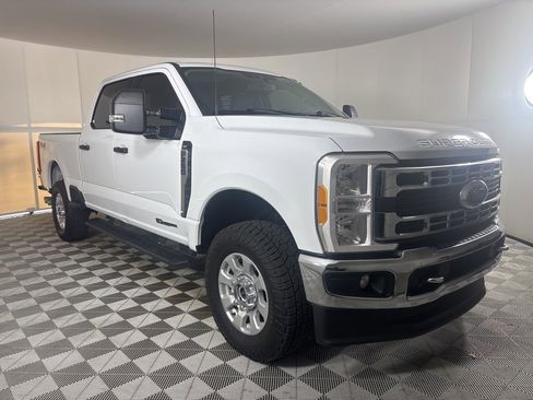 Used 2023 Ford F250 XLT w/ FX4 Off-Road Package image 3