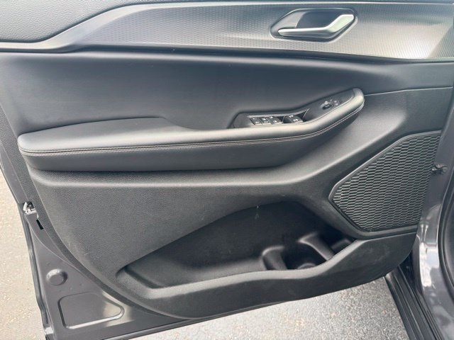 Used 2023 Jeep Grand Cherokee Altitude AWD/4WD image 16