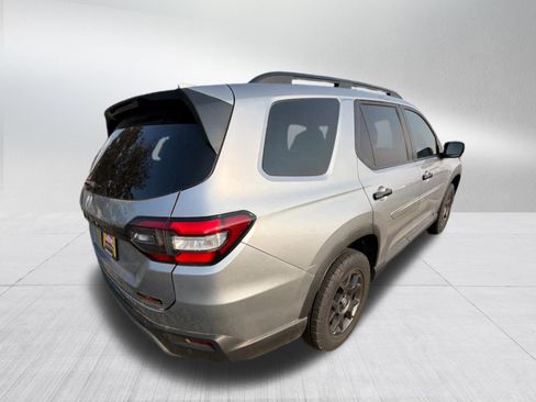 Used 2024 Honda Pilot TrailSport image 8