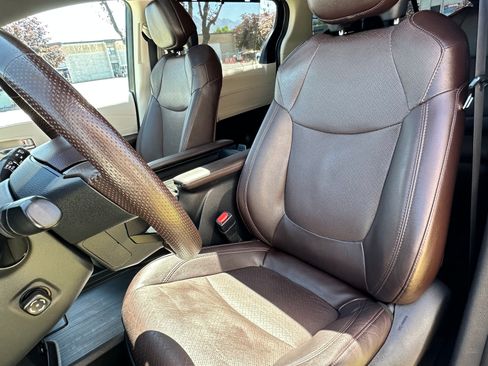 Used 2021 Toyota Sienna Platinum FWD image 16