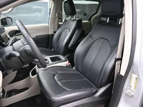 Used 2024 Chrysler Pacifica Touring-L FWD image 18